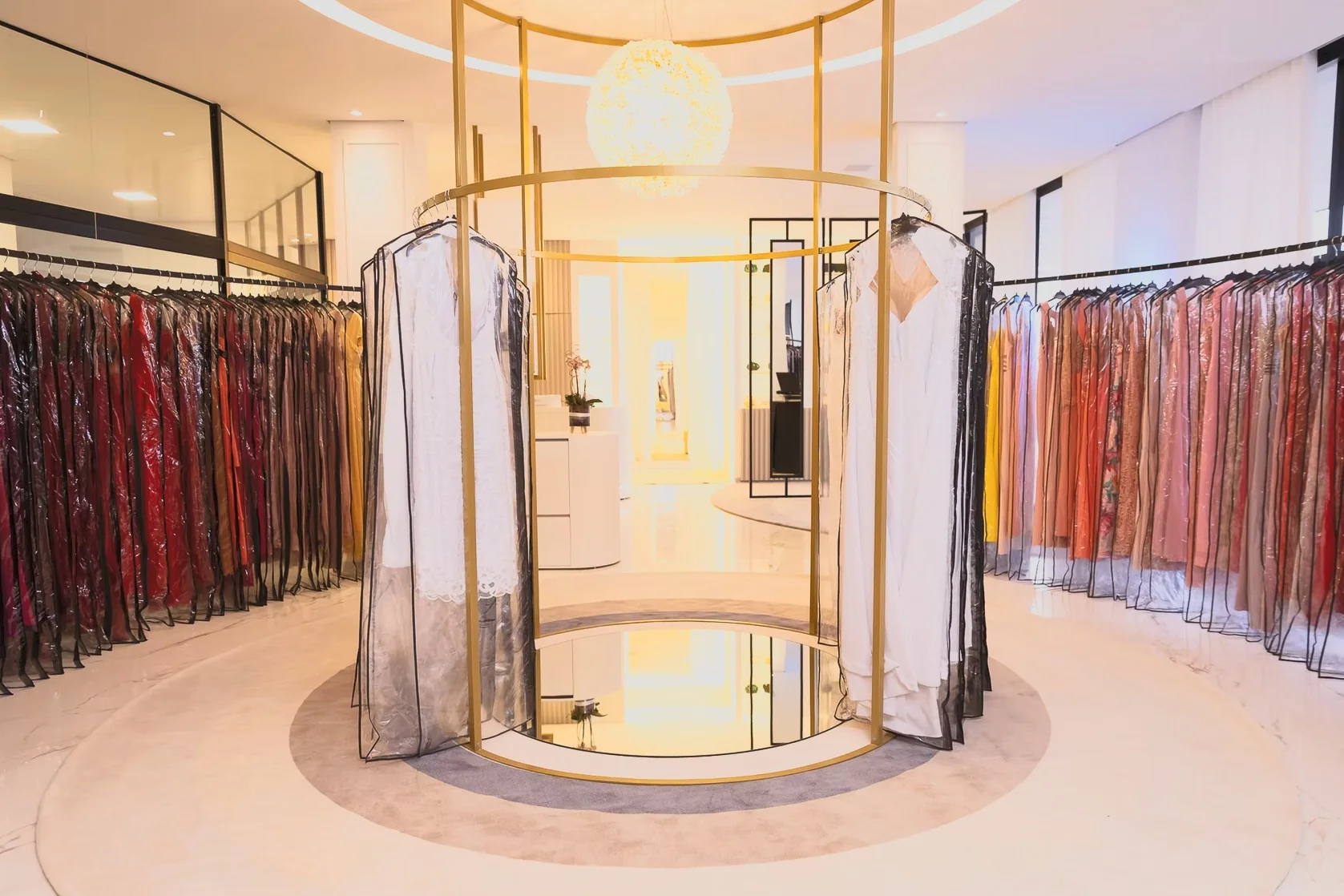 Provador circular com araras de vestidos de festa